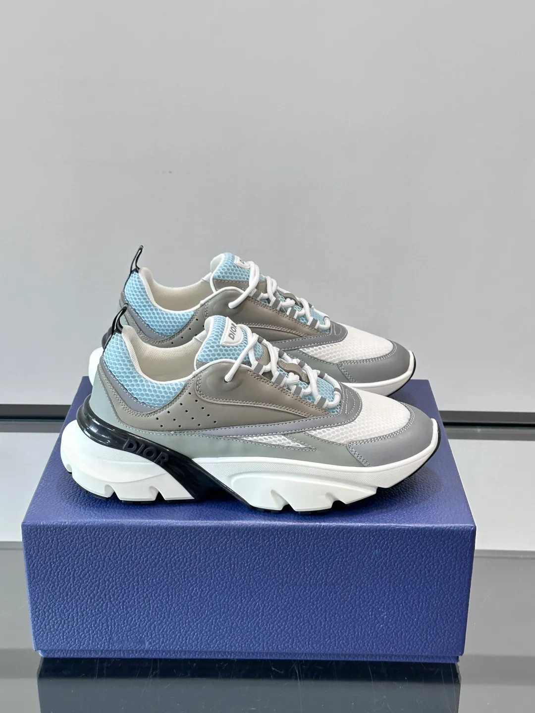 Men's shoes 💰p520 "Dior" B22 retro jogging shoes, inspired by classic jogging shoes, low-top thick sole design, cow leather + mesh fabric splicing, perfect texture and breathable. The black and white engraved rubber sole has great grip and comfort, and is OK for daily wear or sports! There is an embossed "CD" logo on the side of the shoe, which is low-key and recognizable. Rich colors, black and white, gray and blue, etc., versatile and fashionable, loved by European and American hip-hop circles and bloggers, a must-have for trendy wear size: 39-44 (customized at 45.46)